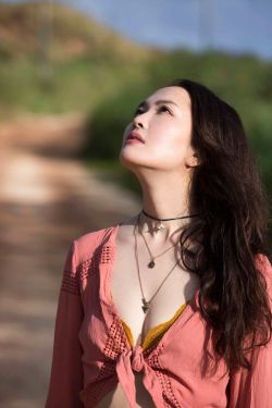 把皇上摁在龙椅上做臣子的典故